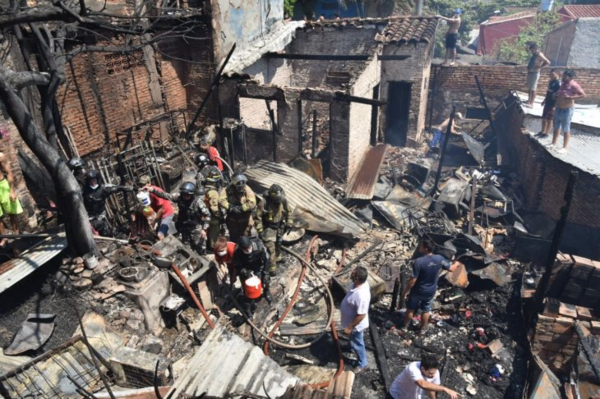 Incendio consume viviendas en la Chacarita