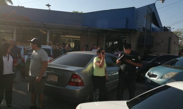 Taxistas acorralan a conductora de UBER