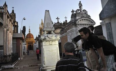 Organizan recorrido histórico por el Cementerio de La Recoleta