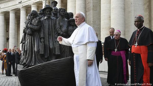 Papa Francisco pide brindar 'atención particular a los extranjeros'