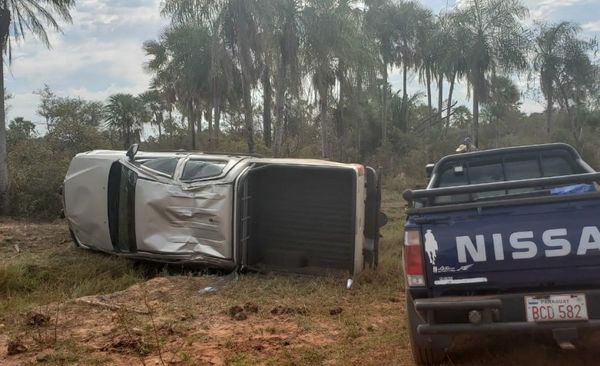 Animal vacuno provoca vuelco de camioneta pero ocupantes salen ilesas | Radio Regional 660 AM