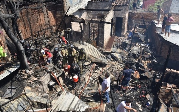 Incendio deja sin viviendas a familias de la "Chacarita"