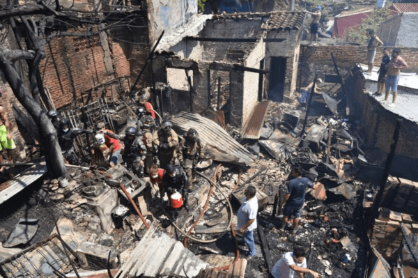 Incendio de grandes proporciones en la Chacarita - ADN Paraguayo