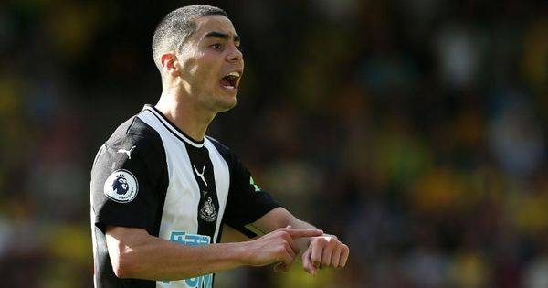 HOY / Aparatosa caída del Newcastle de Miguel Almirón