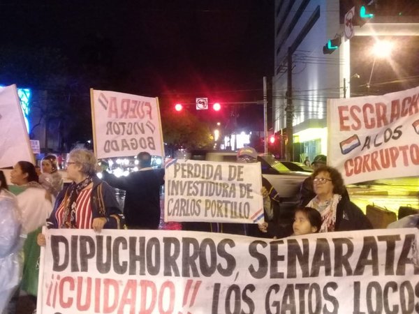 Cárcel por arrojar huevos. Diputado escrachado plantea proyecto de ley - ADN Paraguayo
