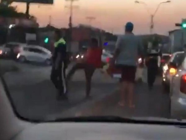 VIDEO: Chofer policía mostró su arma a "zorro" y le agredieron en patota