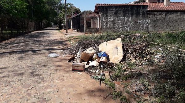 Arrojan basura en la vía pública - Crónicas Ciudadanas - ABC Color