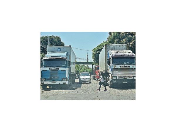 Frigoríficos invaden y polucionan calles con enormes camiones