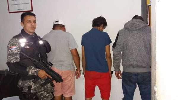 Agentes del grupo Lince atrapan a tres presuntos marginales con drogas y armas