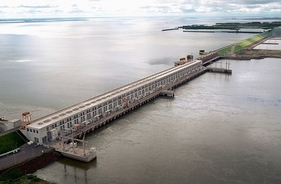 Paraguay denuncia que Argentina vende energía de la EBY a Brasil
