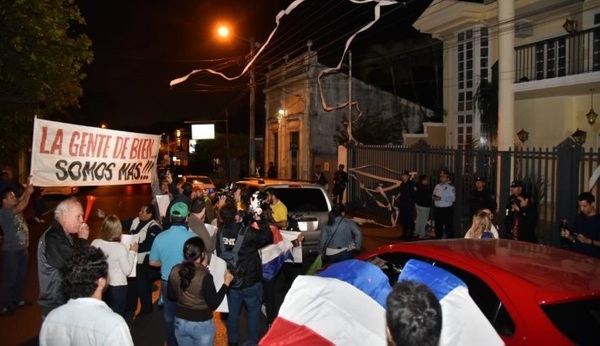 Diputado plantea "enviar a la cárcel" a los escrachadores