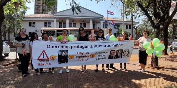 Protestan contra jueces que liberaron a policía que violó más de 3 años a su hijastra