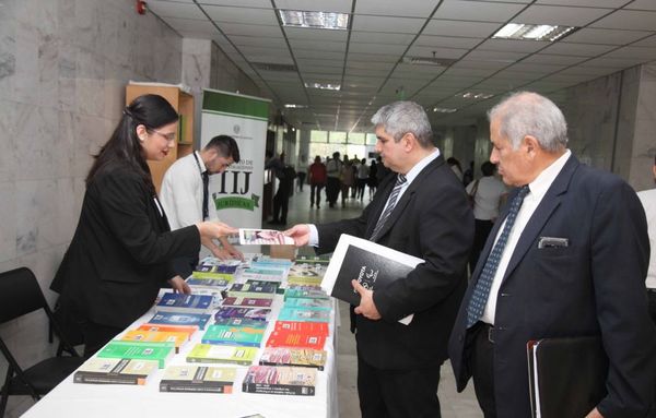 Se realiza feria de libros del IIJ