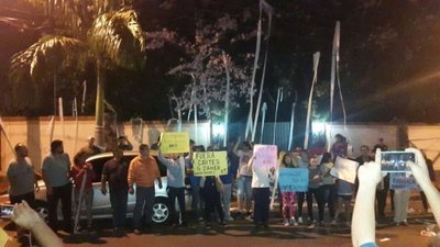 Si quieren prohibir el huevo en los escraches, recurrirán a los excrementos, advierten - ADN Paraguayo
