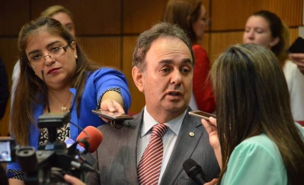 HOY / Recomiendan “tirón de orejas” a legisladores que arrojan agua y se reparten insultos