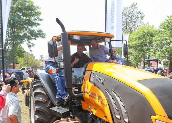 Itaipu entregó maquinarias para fortalecer mecanización de la agricultura familiar | .::Agencia IP::.