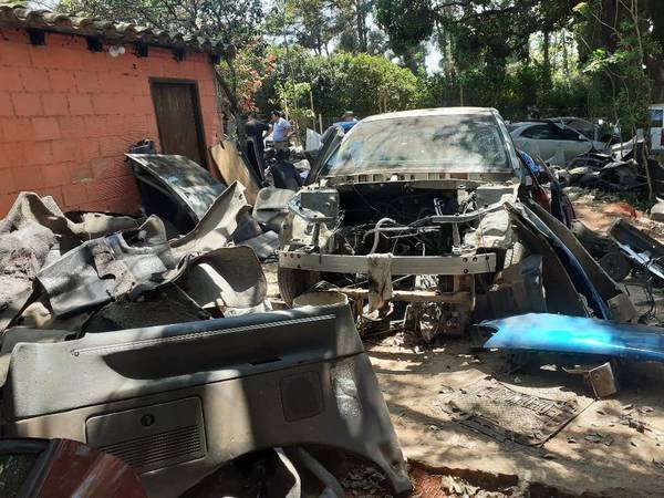 Hallan en un taller mecánico 17 vehículos denunciados como robados - ADN Paraguayo