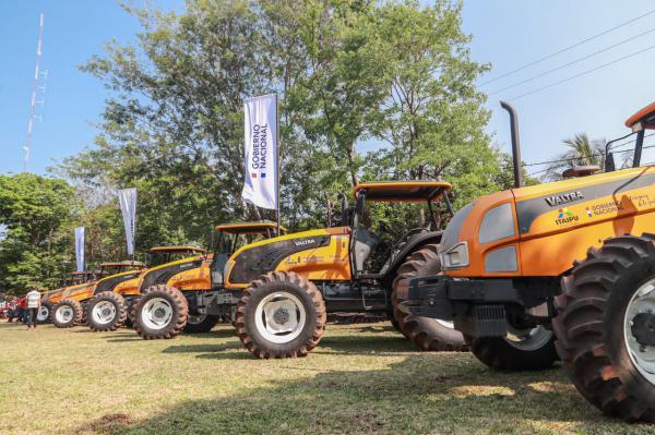 Jefe de Estado entrega maquinarias agrícolas y lanza campaña de cultivo de sésamo en San Pedro