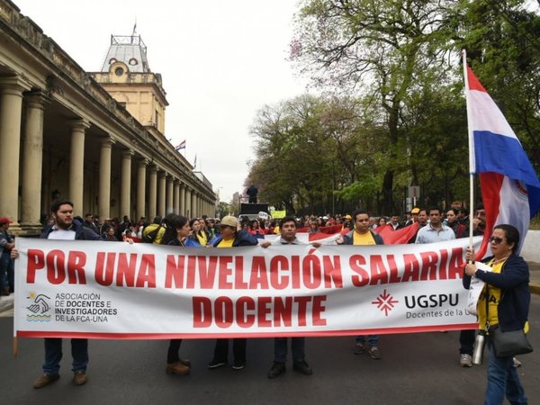 Sigue paro docente con promesas de Hacienda, pero sin firma de Mario Abdo