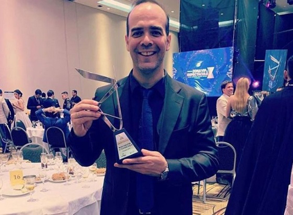 Álvaro Mora recibe premio internacional a "Mejor Conducción"