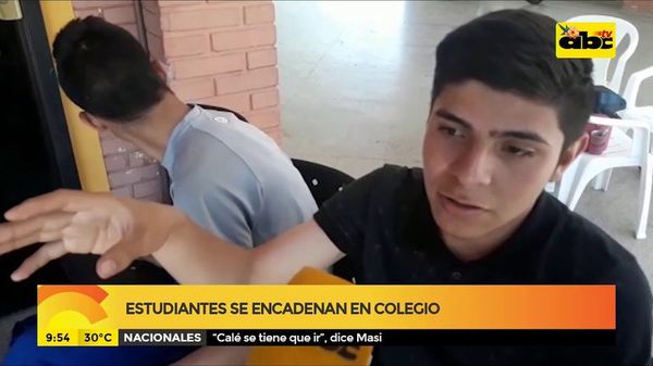 Estudiantes se encadenan en el colegio - ABC Noticias - ABC Color