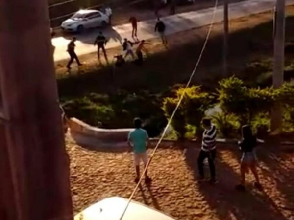Ka'úre se trenzaron a golpes frente a un motel