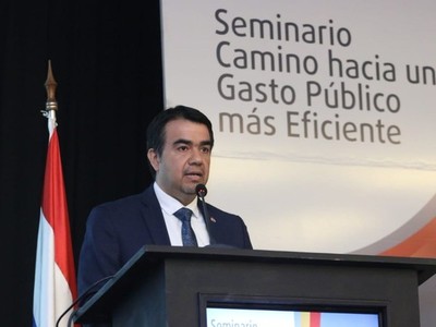Nivelación salarial para la UNA: solo falta la firma de Mario Abdo para que vaya al Congreso