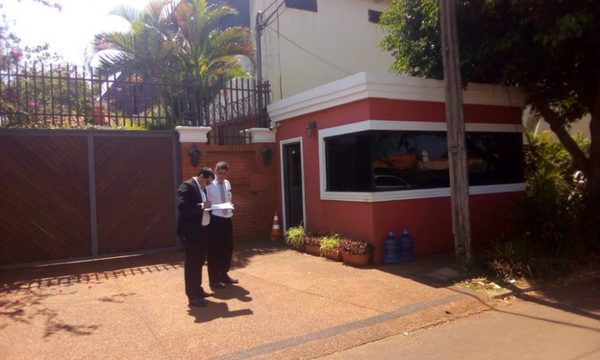A Javier Zacarías, Municipalidad emplaza a despejar vereda en 48 horas