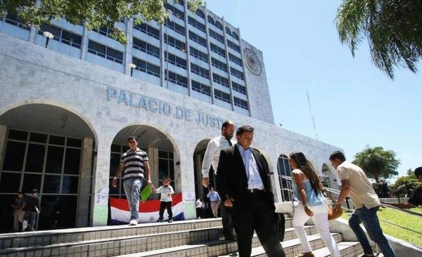 HOY / Van al trabajo solo 6 horas y dicen no a horario escalonado: "Tenemos reglamento propio"