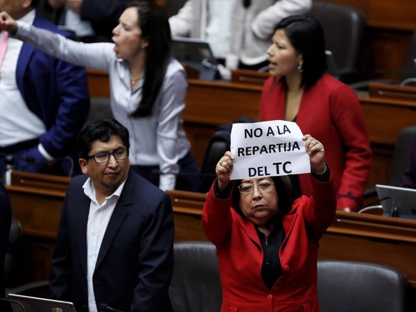 Congresistas peruanos responden a Vizcarra con proyecto para su destitución