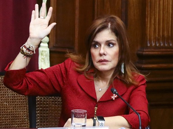 Aráoz jura como presidenta interina ante el Congreso