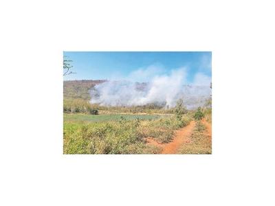 Bomberos voluntarios controlan incendio en el  Ybytyruzú