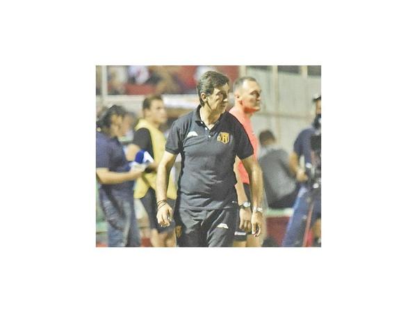 Gustavo Costas se siente en desventaja
