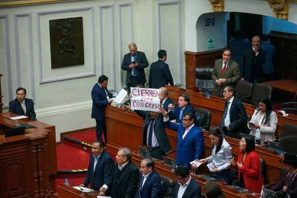 Presidente de Perú disuelve el Congreso, los congresistas lo suspendieron como Presidente