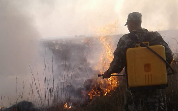 Combaten focos de incendio en Paraguarí