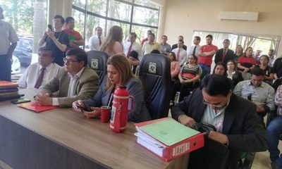 Con su esposa y hurreros, Digno Caballero se presenta ante concejales
