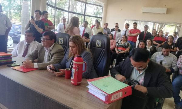 Con su esposa y hurreros, Digno Caballero se presenta ante concejales