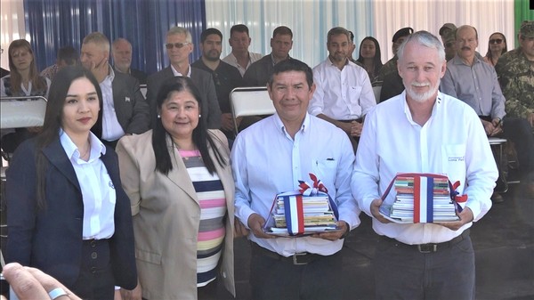 Donan libros para bibliotecas públicas de Boquerón