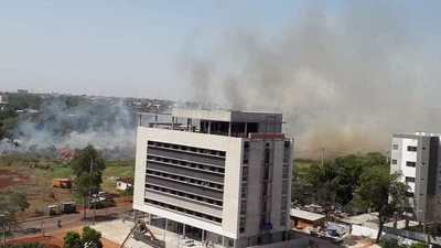 Incendio de predio baldío de militares apeligra a viviendas - ADN Paraguayo