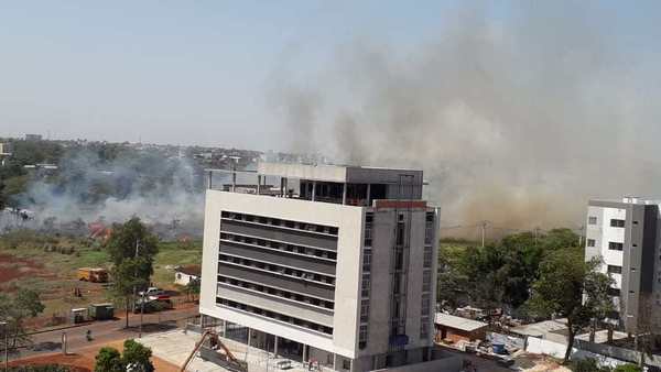 Incendio de predio baldío de militares apeligra a viviendas - ADN Paraguayo