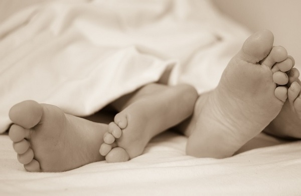 Imputan a madre por mantener relaciones sexuales frente a sus hijas