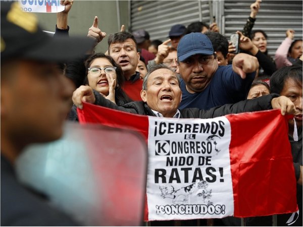 Choque de poderes causa la mayor crisis política de este siglo en Perú