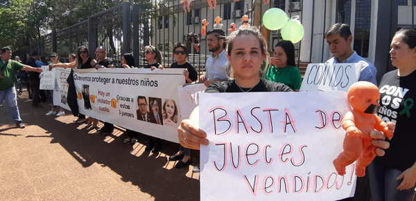 Investigan a jueces que liberaron a ex policía que violó a su hijastra