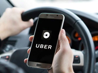 Conductor de Uber mostró un arma a su pasajera