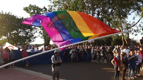 Pañoletas celestes: la intolerancia ataca a la diversidad social - Periodismo Joven - ABC Color