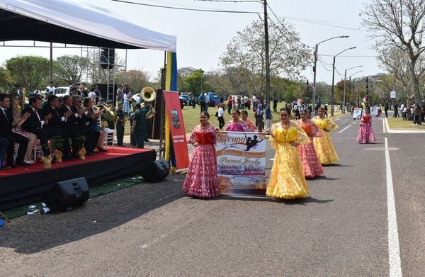 Colorido desfile en Ayolas - Digital Misiones