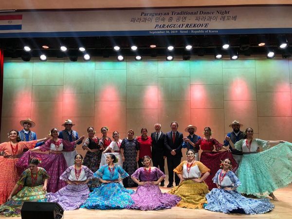 Grupo folklórico lleva tradición hasta Corea