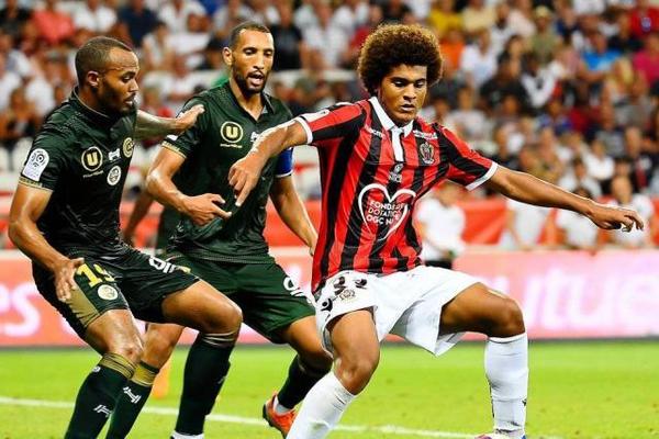 El Niza despide a un jugador por robar a su compañero