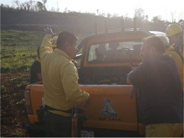 Caazapá: Con disparos reciben a bomberos que combaten incendios