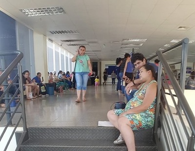 En el piso aguardan ser atendidos asegurados del IPS